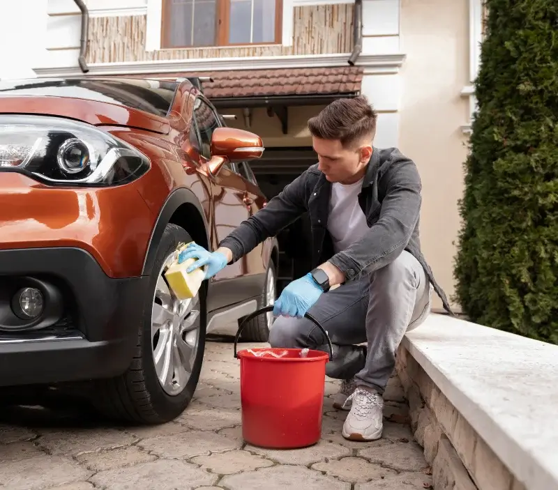 Lavage auto à domicile Malviès : professionnel intervenant sur un véhicule